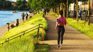 ragazza che corre lungo il lago