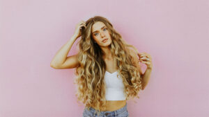 ragazza bionda con capelli mossi