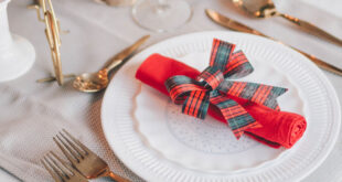 Tavola imbandita a Natale con fiocco