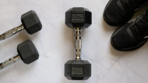 allenamento in casa con i pesi